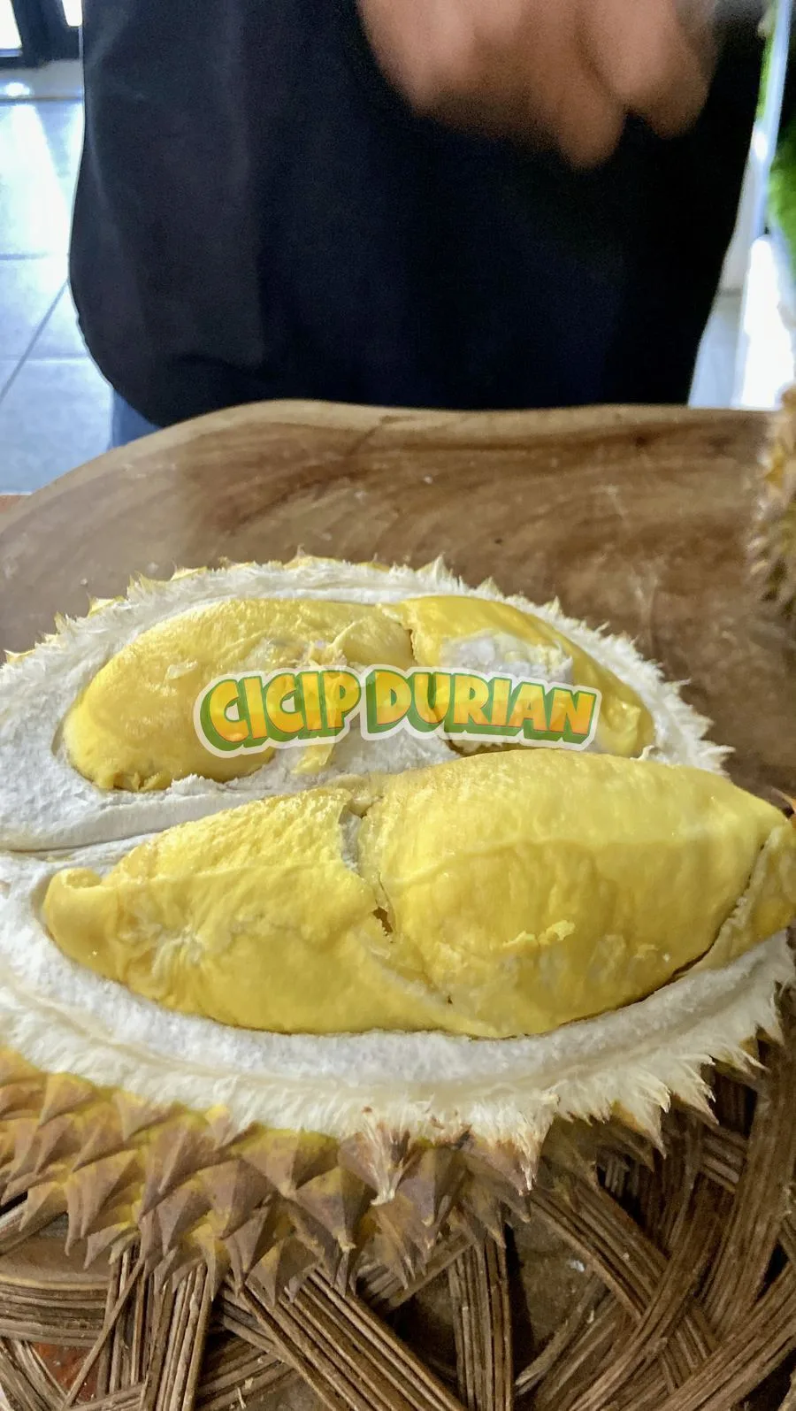 Durian Simimang dibelah menampilkan dua daging kuning cerah