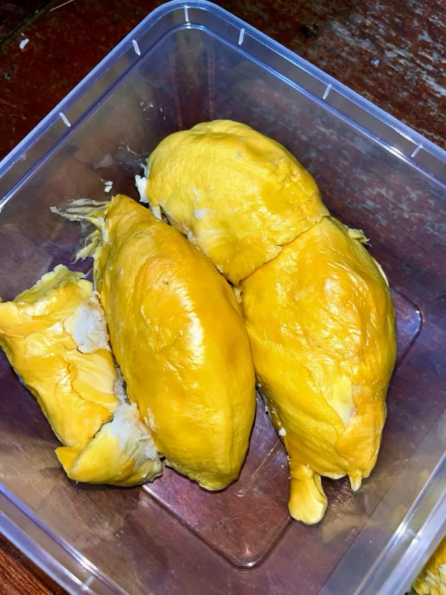 Kupasan durian segar dalam wadah, siap kirim ke Serpong