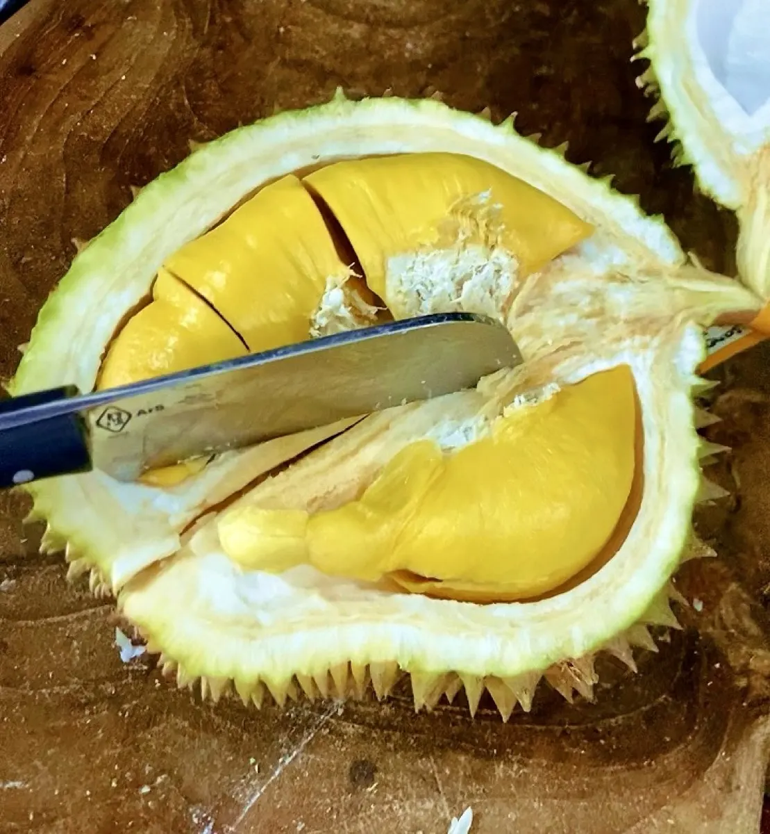 Proses potong durian di Cicip Durian sebelum kirim ke PIK